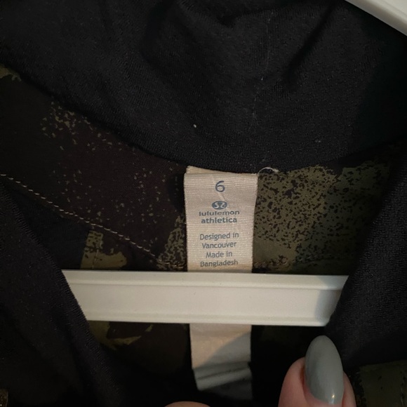 SOLDLululemon “Rise & Shine Jacket II” Mystic Jungle/Fatigue Size 6 - Picture 4 of 4